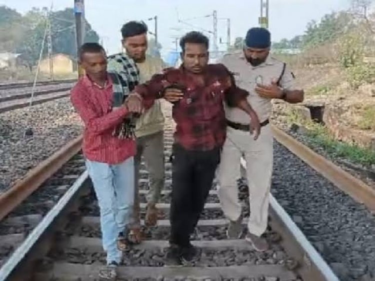बिलासपुर में ट्रेन से पहले पहुंची पुलिस: पटरी से उठाकर बचाई युवक की जान, शादी नहीं हुई तो सुसाइड करने रेलवे ट्रैक पहुंचा था